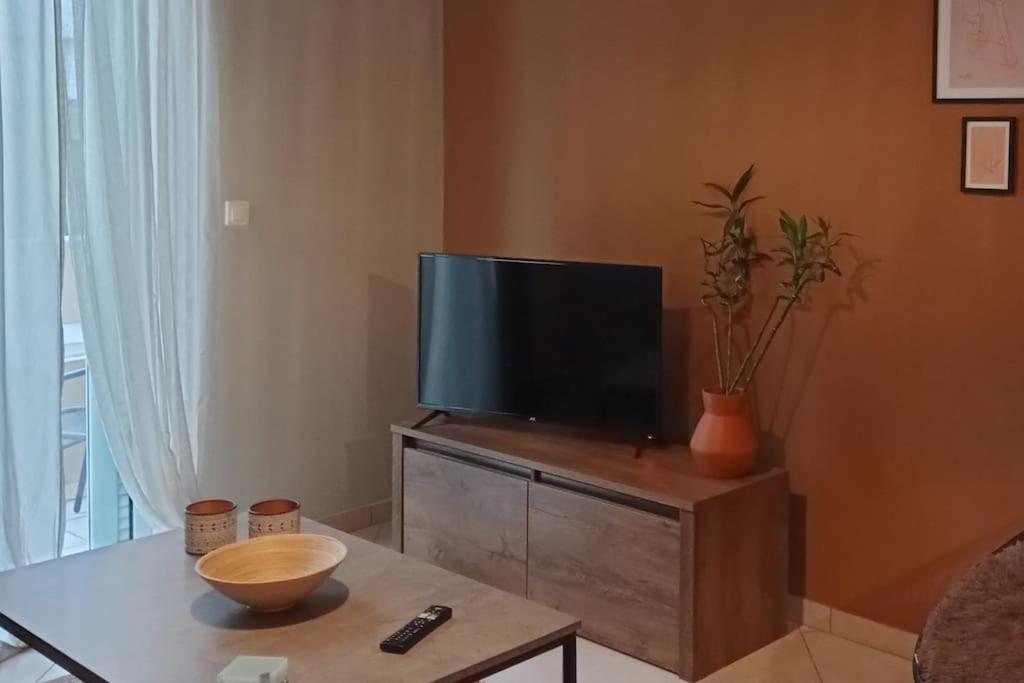 Central Artistic 2-Bedroom Apartment 79Sqm Триполис Екстериор снимка