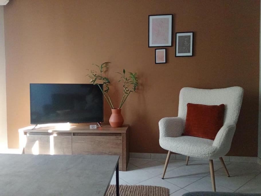 Central Artistic 2-Bedroom Apartment 79Sqm Триполис Екстериор снимка