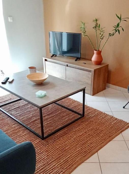 Central Artistic 2-Bedroom Apartment 79Sqm Триполис Екстериор снимка