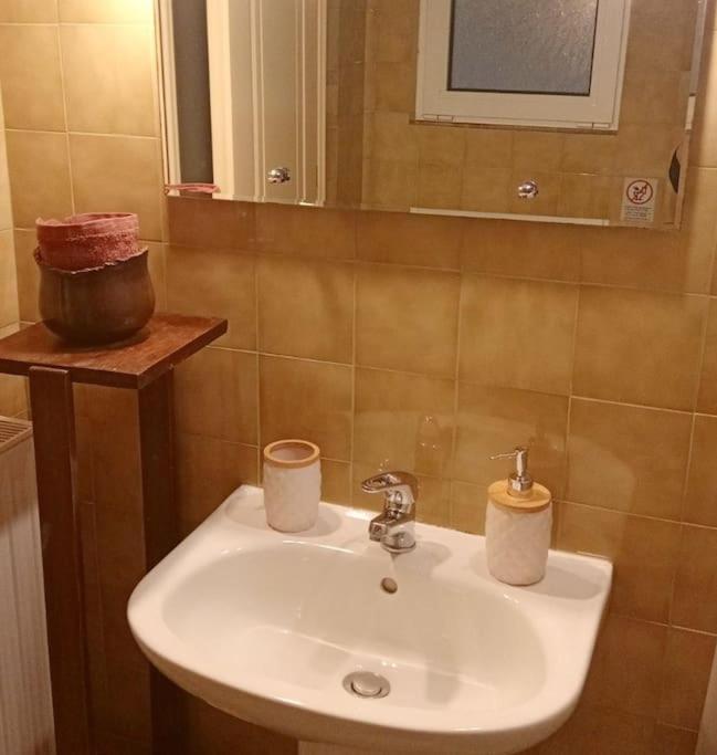 Central Artistic 2-Bedroom Apartment 79Sqm Триполис Екстериор снимка
